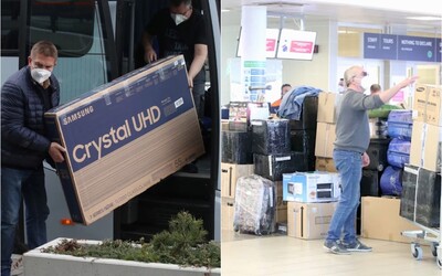 FOTO: Ruskí diplomati vyhostení z Česka nakupujú pred odletom drahú elektroniku. Doma ju už nezoženú