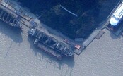 FOTO: Satelitná snímka odhalila, že Čína poskytuje Rusku prístav pre loď prevážajúcu zbrane z KĽDR