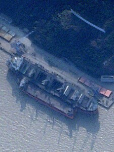 FOTO: Satelitná snímka odhalila, že Čína poskytuje Rusku prístav pre loď prevážajúcu zbrane z KĽDR