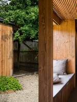 FOTO: Saunový domek u rodinného domu v Praze tě okouzlí útulným minimalismem