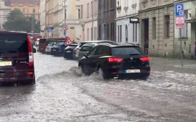 FOTO: Silné bouřky v Praze zaplavily Státní operu i hlavní nádraží, padaly kroupy, ulice se proměnily v řeky