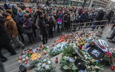 FOTO: Slováci ignorujú prísny lockdown, Lučanského si v Bratislave uctili davy ľudí