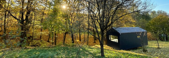 FOTO: Slováci si navrhli chatku na kolesách v srdci Myjavy a ušetrili viac než 15-tisíc eur. Ubytovať sa v nej môžeš aj ty