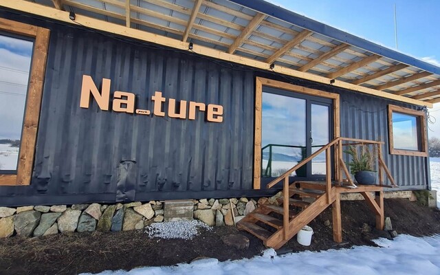 FOTO: Slovák Samuel premenil lodný kontajner na jedinečné bývanie na poli s exkluzívnym výhľadom na Tatry