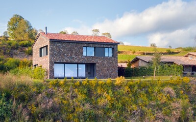 FOTO: Slovák navrhol dom v modernom vidieckom štýle na severovýchode Španielska. Výsledok ťa dostane