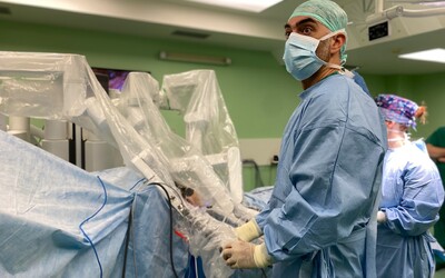 FOTO: Slovenská nemocnica získala prvenstvo v strednej Európe. Lekári uskutočnili prvú robotickú operáciu štítnej žľazy