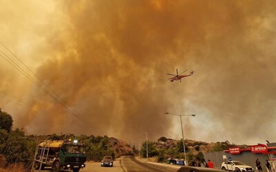 FOTO: Slovenskí hasiči poslali zábery z Rodosu. Takto bojujú s ničivými požiarmi v Grécku