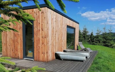 FOTO: Slovenský pár si vlastnoručne postavil tiny house v Lednici. Ponúka jedinečný zážitok pri kúpaní v retro vaničkách aj v kadi