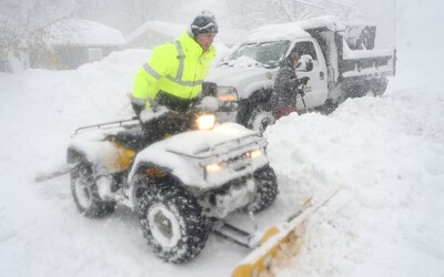 FOTO: Stát New York zasáhla extrémní sněhová bouře. Na některých místech napadlo až 180 centimetrů sněhu