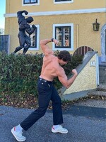 FOTO: Syn Arnolda Schwarzeneggera napodobil otcovu slavnou pózu. Podívej se, jakou má formu