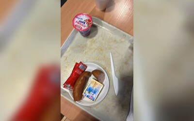 FOTO: Tak tohle je kekel. Polští vojáci na hranicích s Běloruskem dostávají jídlo připomínající zbytky ze školní jídelny