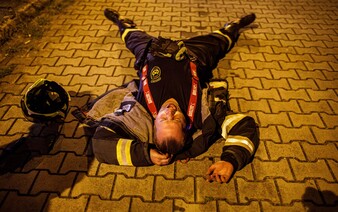 FOTO: Takto bojují hasiči s požárem v Českém Švýcarsku