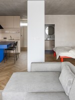 FOTO: Takto môže vyzerať zrekonštruovaný dvojizbový byt v Petržalke. Uchváti ťa minimalizmom a farebnými akcentmi    