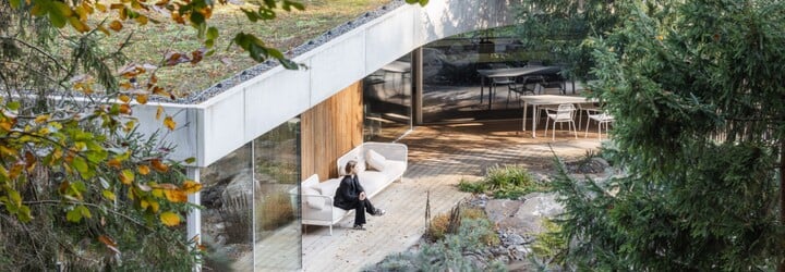 FOTO: Takto vyzerá jedinečný rodinný dom pri Piešťanoch, ktorý sa otvára do záhrady a lesa