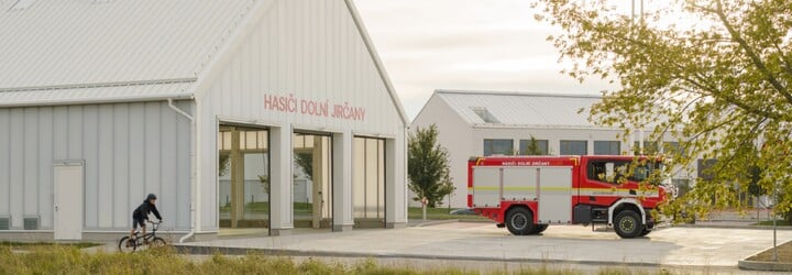 FOTO: Takto vyzerá najkrajšia hasičská zbrojnica v našich zemepisných šírkach. Je v českej obci a stála viac ako 1 milión eur