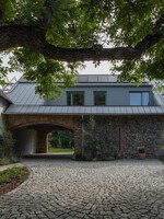 FOTO: Takto vyzerá nová drevostavba vložená do opustenej stodoly. Architekt dbal na zachovanie pôvodnej stavby