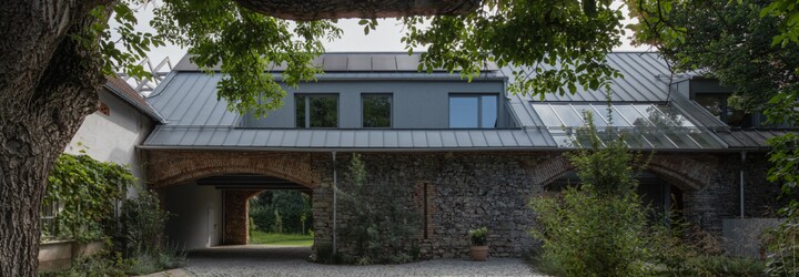 FOTO: Takto vyzerá nová drevostavba vložená do opustenej stodoly. Architekt dbal na zachovanie pôvodnej stavby