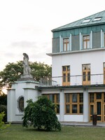 FOTO: Takto zrekonštruovali veľkometrážny byt v historickej pražskej vile. Pôvodný dom má vyše 110 rokov
