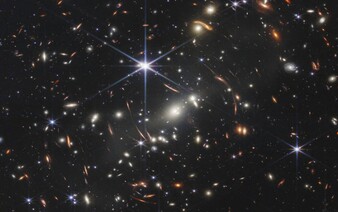 FOTO: Takýto vzdialený a ostrý vesmír sme ešte nevideli. Teleskop Jamesa Webba poslal prvú farebnú fotku