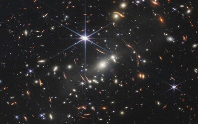 FOTO: Takýto vzdialený a ostrý vesmír sme ešte nevideli. Teleskop Jamesa Webba poslal prvú farebnú fotku