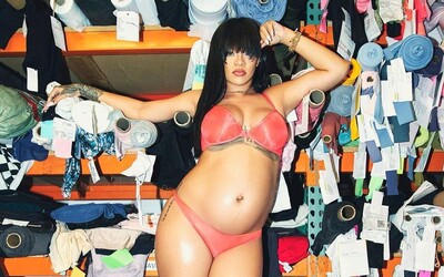 FOTO: Tehotná Rihanna pózuje v sexy kampani SAVAGE X FENTY. Objednávaj novú kolekciu teraz