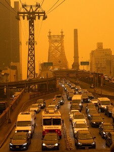FOTO: Toto nie je fotomontáž. Oblohu v New Yorku zafarbil nebezpečný dym nažlto, úrady vyzvali ľudí, aby nevychádzali z domu