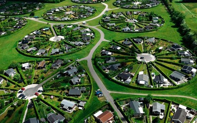 FOTO: Toto utopické mestečko v Dánsku vyzerá ako vystrihnuté z mimozemskej kolónie. Stavia na tom, že ľudia si chcú pomáhať