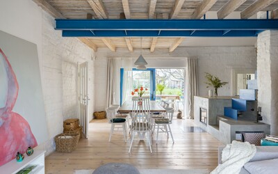 FOTO: Tradičný dom v Strekove slúži ako ateliér režiséra. Zaujme ťa záhrada s drevenou pergolou a modrý nábytok