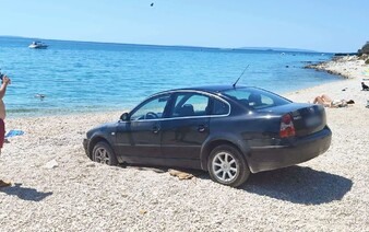FOTO: Turista na Passate zostal zapadnutý na pláži v Chorvátsku. Okamžite ho vysmiali, možno si chcel obsadiť miesto pri mori