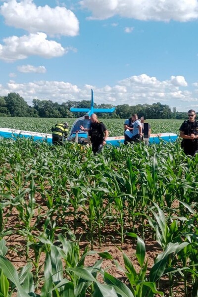 FOTO: U Pardubic nouzově přistálo letadlo do pole, okolnosti zjišťuje policie