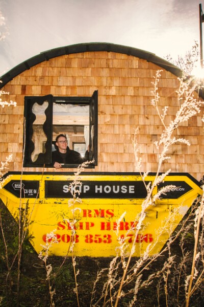 FOTO: Umelec z Londýna premenil odpadkový kontajner na malý domček. Odmietol platiť šialene vysoký nájom v meste