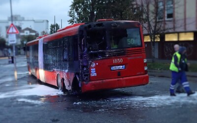 FOTO: V Bratislave dnes horel autobus. Požiar vypukol v motorovej časti 