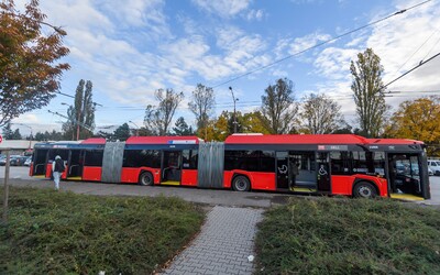 FOTO: V Bratislave do premávky nasadili nový megatrolejbus. 24-metrový dopravný prostriedok bude obsluhovať vyťaženú linku