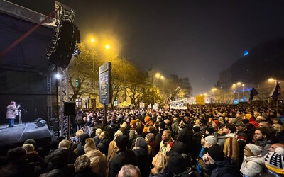FOTO: V Bratislave protestuje najmenej 15-tisíc ľudí. „Dosť bolo Fica,“ hromadne skandujú