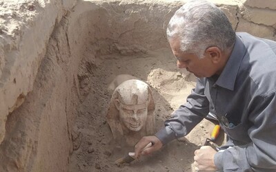 FOTO: V Egypte objavili miniatúrnu verziu svetoznámej sfingy. Našli pri nej dosky so záhadnými nápismi, ktoré zatiaľ nevylúštili