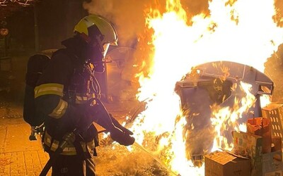 FOTO: V Karlíně hořel vánoční stromek kvůli prskavce. Hasiči ukázali, jak zdemoloval celý byt