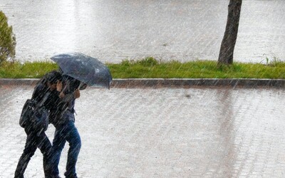 FOTO: V Pardubicích lidé po deštích vyrazili plavat do ulic, objevil se i nafukovací plameňák