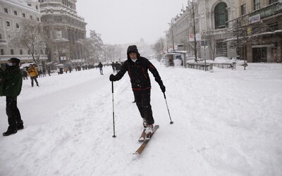 FOTO: Ve Španělsku tolik sněhu nezažili 50 let. V Madridu běžkují v centru města