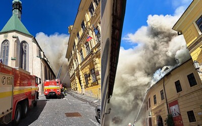 FOTO: V centre Banskej Štiavnice horí historická budova a známa turistická atrakcia Banka lásky
