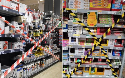 FOTO: V niektorých veľkých reťazcoch na Slovensku tovar mimo potravín a drogérie nekúpiš, regále zabezpečili páskou