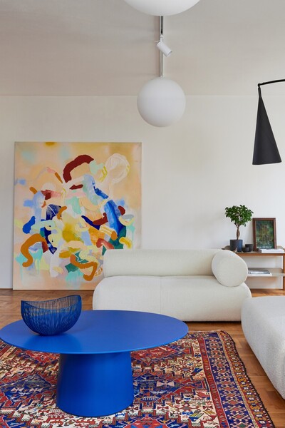 FOTO: V tomto štýlovom byte býva mladá štvorčlenná rodina. Pozri si priestranný interiér plný farieb a umenia