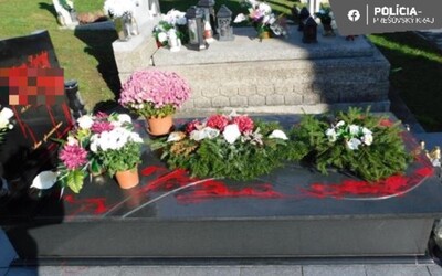 FOTO: Vandal pri Levoči poničil hrob. Odporným spôsobom zneuctil Pamiatku zosnulých