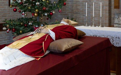 FOTO: Vatikán zverejnil fotografie zosnulého Benedikta XVI. Pochovajú ho už vo štvrtok