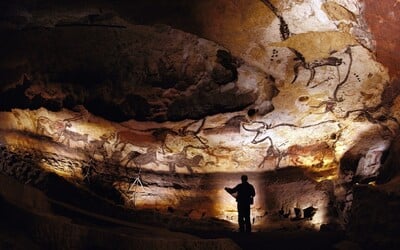 FOTO: Vědci hlásí unikátní objev. Na stěně jeskyně našli zřejmě nejstarší příběh světa