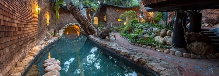 FOTO: „Veľrybí“ dom v Kalifornii má interiér aj exteriér ako z iného sveta. Zdobí ho 270 okien aj 75-metrový bazén s jaskyňou