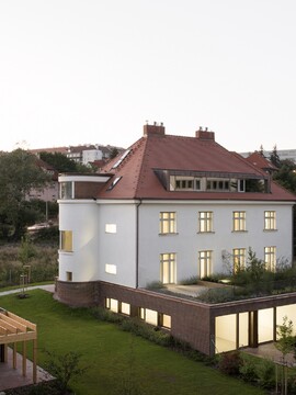 FOTO: Vilu z medzivojnového obdobia na Vinohradoch premenili na moderné bývanie so saunou, s terasou aj fitkom