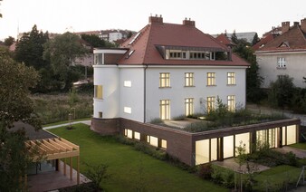 FOTO: Vilu z medzivojnového obdobia na Vinohradoch premenili na moderné bývanie so saunou, s terasou aj fitkom