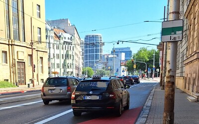 FOTO: Vojna o nábrežie v Bratislave pokračuje. Nervózni vodiči si čakanie v kolóne skracujú cez cyklopruh, kde nemajú čo robiť