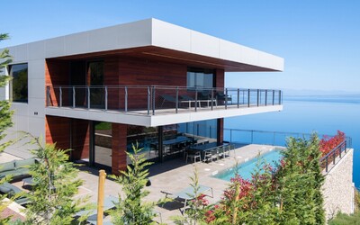 FOTO: Vstup do moderní luxusní vily z chorvatského pobřeží, která je na prodej za více než 75 milionů korun