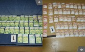 FOTO: Vysoká finančná hotovosť aj drogy. Polícia objasnila rozsiahlu trestnú činnosť na Záhorí